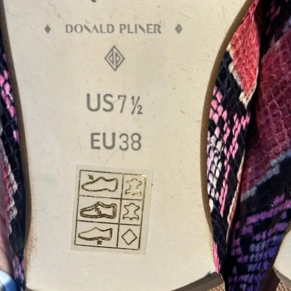 DONALD  J PLINER NWOT Leather Snake Print Loafer Shoe Chain Detail, Size 7.5 - Picture 6 of 9